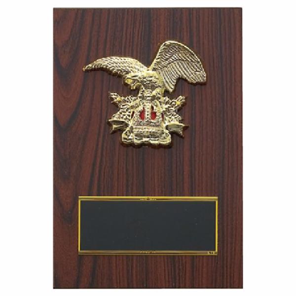 鷲をモチーフとした楯(盾)です。ゴルフ、サッカー、野球などの各種スポーツ大会の表彰や、企業表彰、感謝状、功労賞、表彰状、退職記念などの記念品としてご利用いただけます。装飾に紅白リボンを取り付けます（無料）。