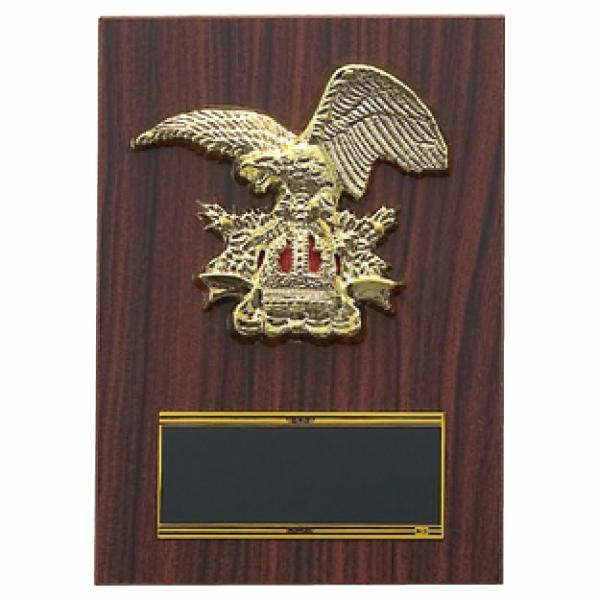 鷲をモチーフとした楯(盾)です。ゴルフ、サッカー、野球などの各種スポーツ大会の表彰や、企業表彰、感謝状、功労賞、表彰状、退職記念などの記念品としてご利用いただけます。装飾に紅白リボンを取り付けます（無料）。