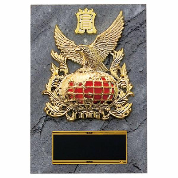 鷲をモチーフとした楯(盾)です。ゴルフ、サッカー、野球などの各種スポーツ大会の表彰や、企業表彰、感謝状、功労賞、表彰状、退職記念などの記念品としてご利用いただけます。装飾に紅白リボンを取り付けます（無料）。