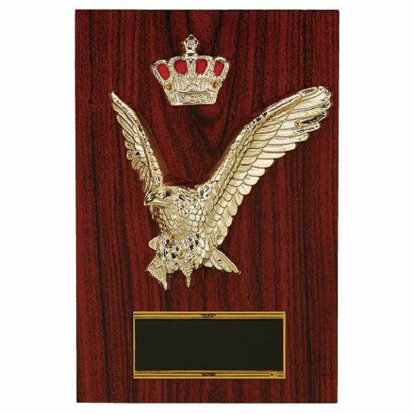 鷲をモチーフとした楯(盾)です。ゴルフ、サッカー、野球などの各種スポーツ大会の表彰や、企業表彰、感謝状、功労賞、表彰状、退職記念などの記念品としてご利用いただけます。装飾に紅白リボンを取り付けます（無料）。