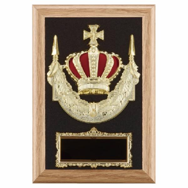 王冠をモチーフとした楯(盾)です。ゴルフ、サッカー、野球などの各種スポーツ大会の表彰や、企業表彰、感謝状、功労賞、表彰状、退職記念などの記念品としてご利用いただけます。装飾に紅白リボンを取り付けます（無料）。