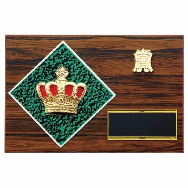 王冠をモチーフとした楯(盾)です。ゴルフ、サッカー、野球などの各種スポーツ大会の表彰や、企業表彰、感謝状、功労賞、表彰状、退職記念などの記念品としてご利用いただけます。装飾に紅白リボンを取り付けます（無料）。