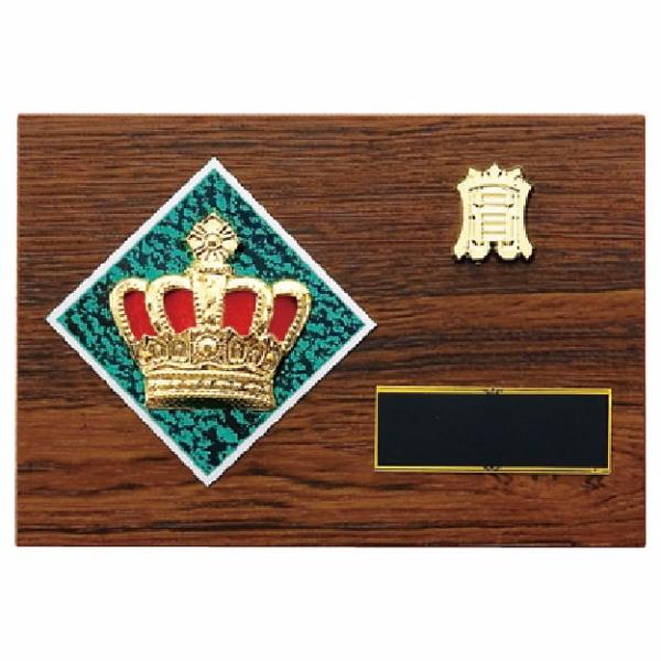 王冠をモチーフとした楯(盾)です。ゴルフ、サッカー、野球などの各種スポーツ大会の表彰や、企業表彰、感謝状、功労賞、表彰状、退職記念などの記念品としてご利用いただけます。装飾に紅白リボンを取り付けます（無料）。