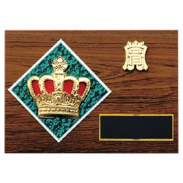 王冠をモチーフとした楯(盾)です。ゴルフ、サッカー、野球などの各種スポーツ大会の表彰や、企業表彰、感謝状、功労賞、表彰状、退職記念などの記念品としてご利用いただけます。装飾に紅白リボンを取り付けます（無料）。