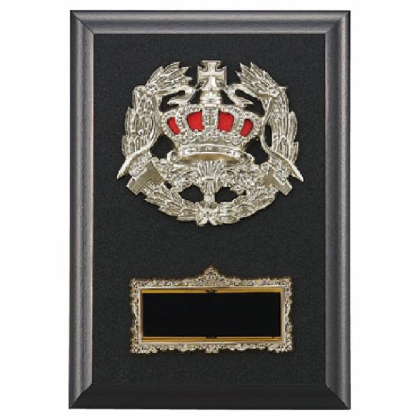 王冠をモチーフとした楯(盾)です。ゴルフ、サッカー、野球などの各種スポーツ大会の表彰や、企業表彰、感謝状、功労賞、表彰状、退職記念などの記念品としてご利用いただけます。装飾に紅白リボンを取り付けます（無料）。