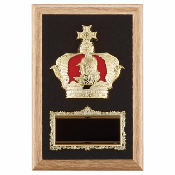 王冠をモチーフとした楯(盾)です。ゴルフ、サッカー、野球などの各種スポーツ大会の表彰や、企業表彰、感謝状、功労賞、表彰状、退職記念などの記念品としてご利用いただけます。装飾に紅白リボンを取り付けます（無料）。