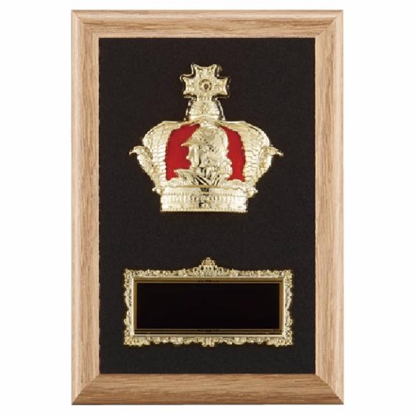 王冠をモチーフとした楯(盾)です。ゴルフ、サッカー、野球などの各種スポーツ大会の表彰や、企業表彰、感謝状、功労賞、表彰状、退職記念などの記念品としてご利用いただけます。装飾に紅白リボンを取り付けます（無料）。