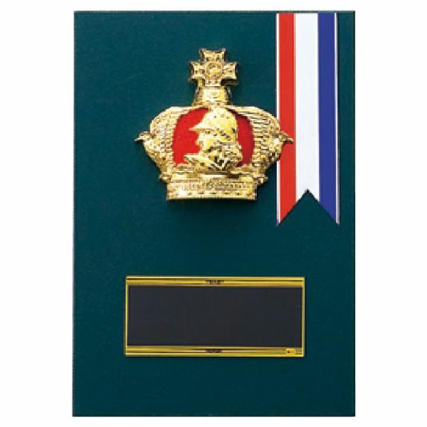 王冠をモチーフとした楯(盾)です。ゴルフ、サッカー、野球などの各種スポーツ大会の表彰や、企業表彰、感謝状、功労賞、表彰状、退職記念などの記念品としてご利用いただけます。装飾に紅白リボンを取り付けます（無料）。