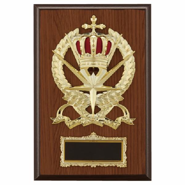 王冠をモチーフとした楯(盾)です。ゴルフ、サッカー、野球などの各種スポーツ大会の表彰や、企業表彰、感謝状、功労賞、表彰状、退職記念などの記念品としてご利用いただけます。装飾に紅白リボンを取り付けます（無料）。