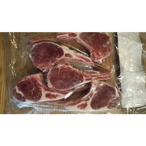 ★（子羊）ショートロイン・チョップ★約50g×5切れが1パックにまとめて入っています。 切ってあるので解凍して焼くだけ。食べやすく子羊の背肉を筒状に切ってあります。香辛料やハーブと合わせてお料理してみてください。ローストはもちろん、グリエ（...