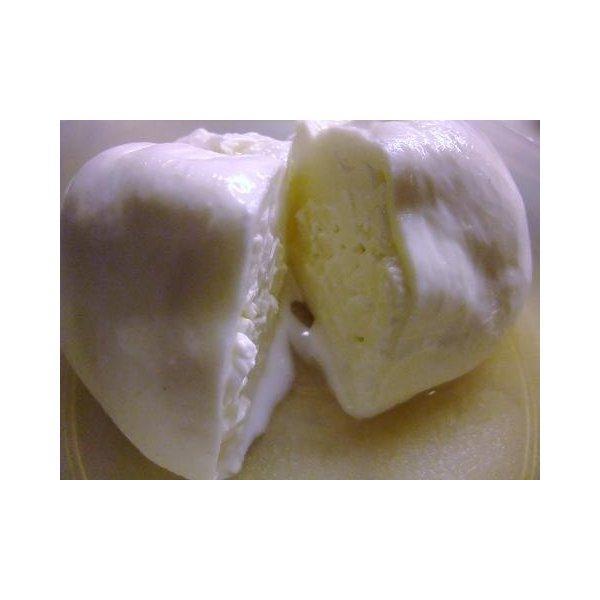 賞味期限は非常に短く土曜日に当店発送しても翌週木曜日までです。ご了承ください。モッツァレラのように食べやすいチーズです。サラダとして、トマトやオリーブオイル、オレガノなどのハーブと前菜に、主菜に、パスタ・ピザ、デザートにもお使いください。種...