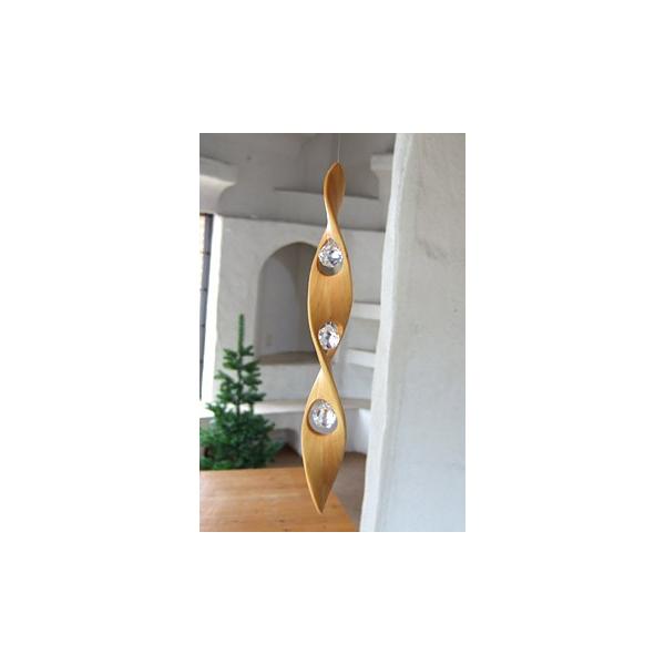 窓辺を彩るクリスタルガラスつきモビールです。日の光があたると、お部屋に虹がうまれます。ゆるやかな木の曲線も美しく、光だけでなく風を感じる事もできます。メーカー：フィンクバーナー（ドイツ）規格：31cm