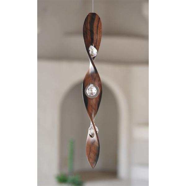 窓辺を彩るクリスタルガラスつきモビールです。日の光があたると、お部屋に虹がうまれます。ゆるやかな木の曲線も美しく、光だけでなく風を感じる事もできます。メーカー：フィンクバーナー（ドイツ）規格：31cm