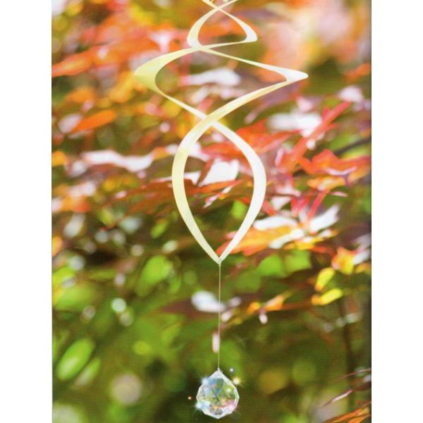 光を感じ、風を感じます。日差しを浴びて、先端のクリスタルが、美しい虹をお部屋の壁や床に描きます。風になびいて木皮が回転すると、描く曲線のフォルムがとても美しいクリスタルモビールです。先端のクリスタルの紐は、長さが調節できるようになっています...