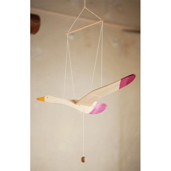 やさしい色合いのモビール鳥は、赤ちゃん誕生のプレゼントやお部屋のインテリアとしておすすめです。ひもを引っ張るとゆらゆら羽ばたく姿は、眺めるだけで心が和みます。比較的コンパクトサイズなので、気軽につりさげて楽しんで頂けるモビールです。オストハ...