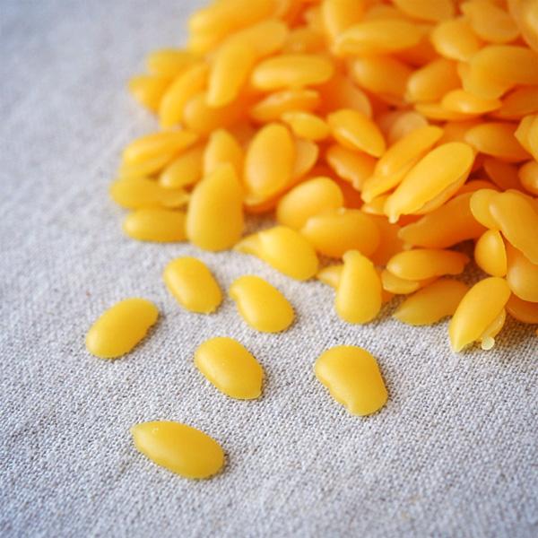 シュトックマー社の蜜ろうは、高品質な蜜ろうとして認知されています。シュトックマー社は世界中から常に蜜ろうを取り寄せています。その中で農薬などを含んだものを取り除いていくと、品質の良いものは一割程度しかありません。使用する蜜ろうを定期的に第三...