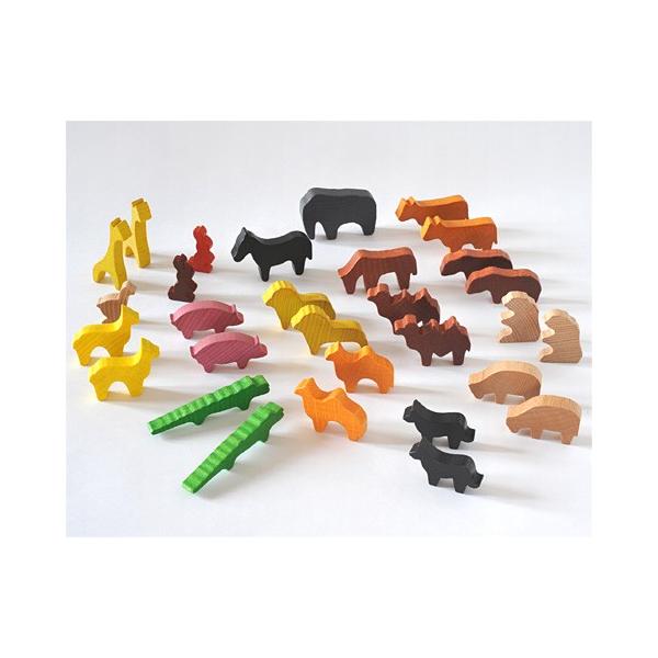 小さなかわいらしい世界を作るこの積木はヨーロッパの伝統的な玩具です。よく乾燥させた堅いブナ材を使用しています。ひとつずつ角が磨かれ、色は透明感のある染め付けです。六角形のプラスチックケースに動物のみがセットされています。ぞう、きりん、うま、...