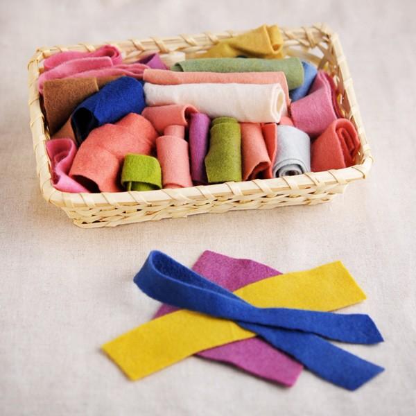 100％羊毛Bioland認定の草木染めフエルトの端切れを集めたお得なセット。薄地、厚地のハギレがたっぷりと入っています。小物やこびと作り等にご利用下さい。※それぞれ草木染めの色合いや大きさに違いがあります。メーカー：ドイツ規格：80g