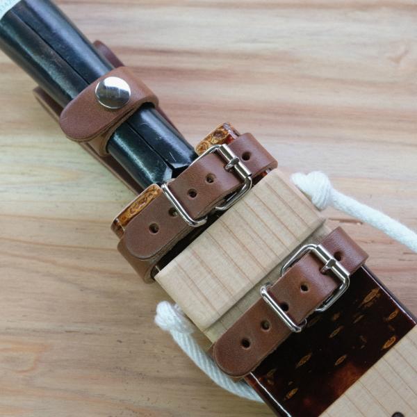 マタギナガサ用　革ベルトです。※画像は7寸用を使っております。しっかりとした厚みのある牛革で頑丈に作りました。7寸、8寸、9.5寸の木鞘に取り付け出来ます。純正品は紐でくくる仕様で利便性が低い仕様です。当店の革バンドに代える事で利便性が高ま...