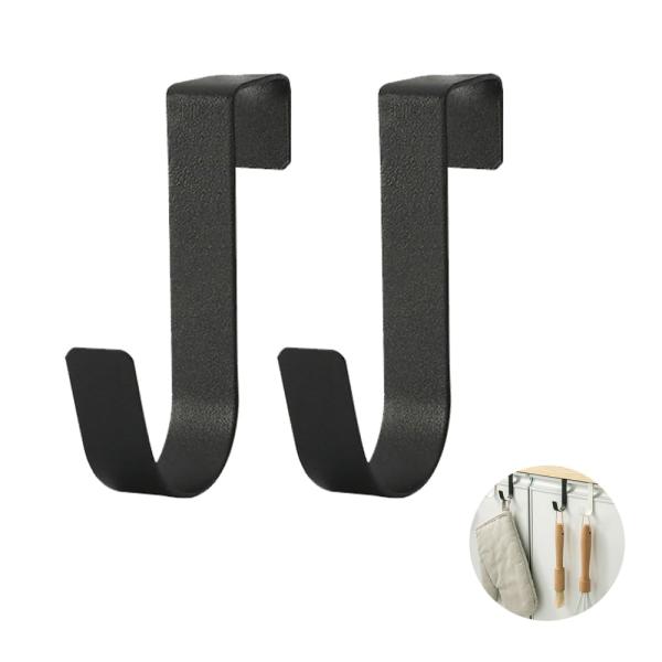 カラー：黒ですスタイル：カジュアル【製品仕様】ドアハンガー*2、仕様7cm*2.2cm*1.3cm。厚さは2cm内の引き出しや食器棚は取り付け可能、扉と上部の隙間は約2mm以上が必要です。【取り付け簡単】穴あけやネジ締めが不要で、扉の上やキ...