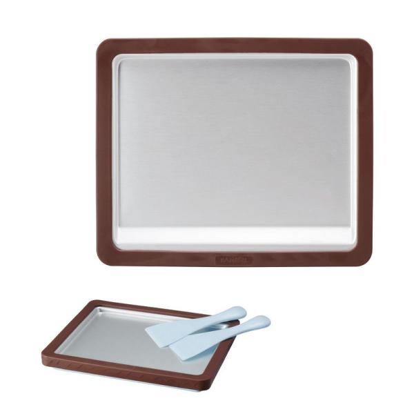 【商品名】　ドウシシャ アイスクリームメーカー ハピロール タブレット 自宅でロールアイス DHRL-18 【商品説明】　・サイズ(約):幅29.1cm×奥行き24.3cm×高さ3.2cm・作れるもの:好きなジュースが、簡単にシャーベットに...