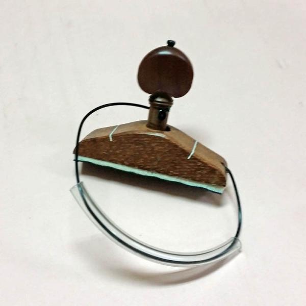 クラシックギター用　木製カポです。弦を抑える部分は　合皮になります。 画像中のギターは商品に含まれません。 メール便発送　送料込み 代引き不可お届け先の郵便受けへの配達となります。