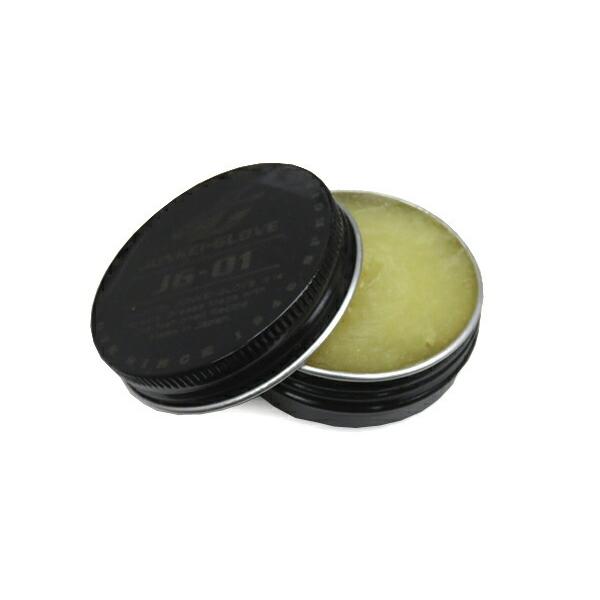 【品番】JG-01【商品詳細情報】本来のグラブグリスの機能は、グリスを革に浸透させることで、グラブにしなやかさとコシを持たせるというものです。当商品は、オイル分が多く接着剤成分の少ない透し易いグリスで、革にしなやかなコシを持たせます。&lt...