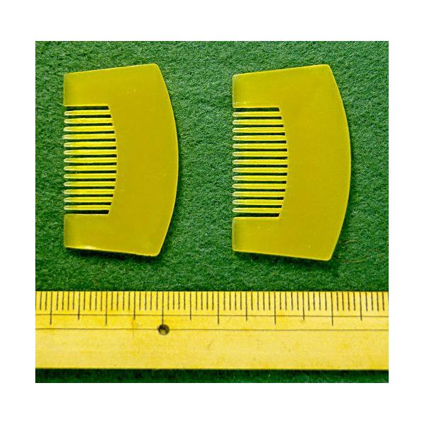 人形用の櫛の髪飾りです。プラスチック製。サイズ：3.5cm×2cm　＊写真の品を2枚セットで販売いたします。