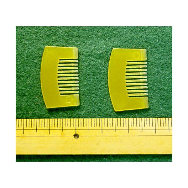 人形用の櫛の髪飾りです。プラスチック製。サイズ：2.5cm×1.5cm　＊写真の品を2枚セットで販売いたします。
