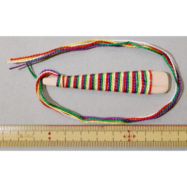 5色の糸が巻かれたしゃくです。サイズ：８cm前後　※１個１個作りが微妙に異なります。