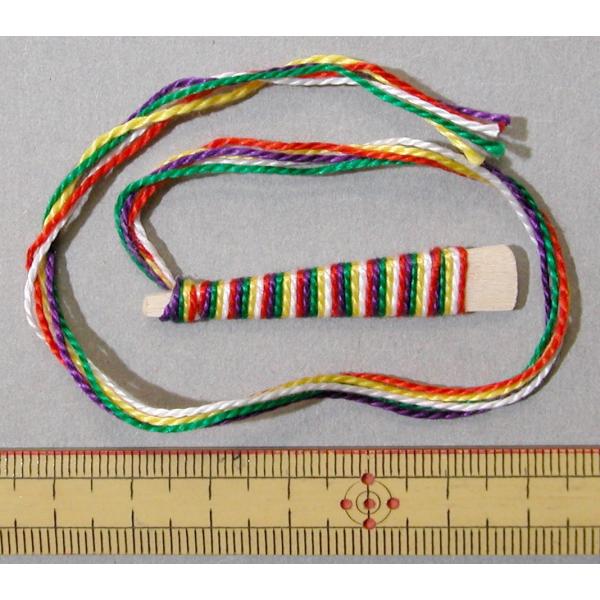 5色の糸が巻かれたしゃくです。サイズ：4.5〜５cm　※１個１個作りが微妙に異なります。