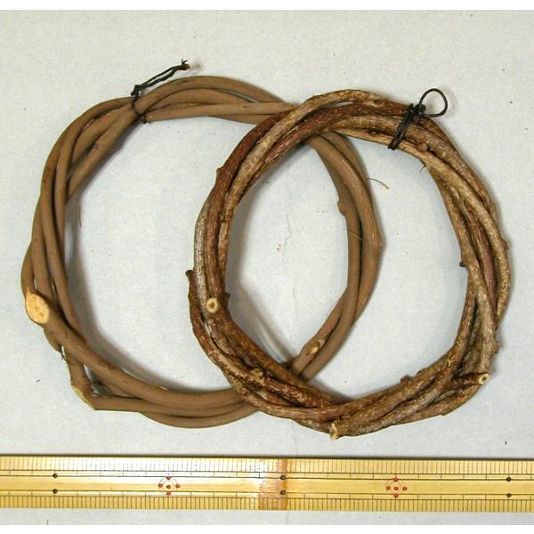 クリスマス・リースや壁・ドア飾りの材料となるリースです北海道産素材、北海道内加工材質：天然素材直径：約15cm入り数：10個※天然素材使用のため品物により形状が異なります。※つるの巻き数や太さ、質感、厚み等の異なる品物が10個セット内に混在...