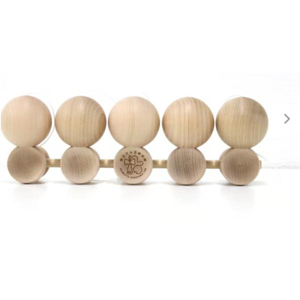 秋元けん玉研究所とのコラボ商品「５連大皿」です。５個の玉を一気に皿にのせるというシンプルかつ超マニアックなけん玉です。平衡感覚と膝の使い方が成功のポイントとなります。サイズ：横幅３０ｃｍ生産国：日本付属品：取扱説明書（技の解説動画のQRコー...