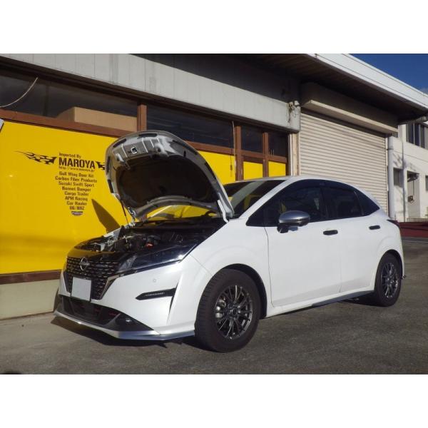 適合確認車両：　日産　ノート［SNE13］オーテック　FOUR　　(2021年8月登録モデル、純正スチールボンネット車にて適合確認車種別特記事項：　・純正ステー(つっかえ棒)使用時より約10cm前後大きく開きます。(ボンネット先端部での計測...