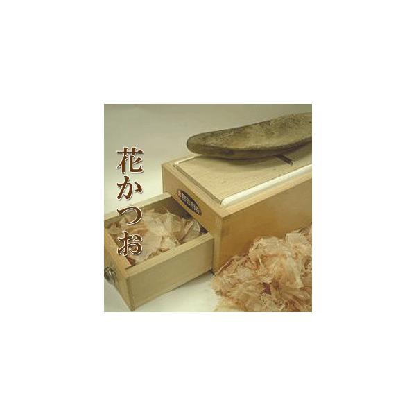 ■かつお節薄削りぶし100ｇ■カツオのみを使うことで上品なダシがでます。◆原材料：国産鰹節。保存方法：常温。送料：別。調理法：和食だし、うどん、お漬物にかけてお召し上がりください。