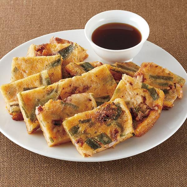 ■説明えび、いか、ニラ、九条ねぎをたっぷり混ぜ込み、ごま油で香ばしく焼き上げました。■商品詳細内容量：270g／1人前賞味期限：製造・加工日より冷凍で365日。温度帯：冷凍便でお届けいたします。■お届け時期についてお届け時期：順次発送(5日...