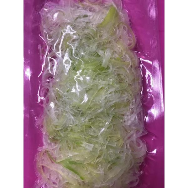 国産の白葱だけを使用！白髪ネギの太さでカットし袋詰めした500ｇ入り！！季節により産地は変わりますが、主に九州産の白葱を使用してますので安心してお使いください。