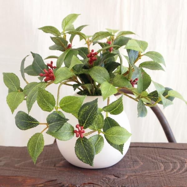 消臭・自浄・抗菌効果のある光触媒加工がされている人工観葉植物（造花）です。葉一枚一枚まで人の手によって光触媒加工がされています。水やりもいらなく手入れが簡単で長持ちするため、お店の開店祝い・店舗用の観葉植物に使われることが多いタイプです。■...