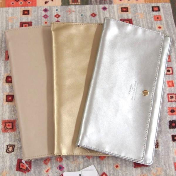 取り外し可能な洗えるファスナーポーチを付属。マスクポーチとしてだけではなく、カードケースや手帳ケースとしても活躍しそう。バッグの中に１つあるととても便利なフラットポーチです。■サイズ:幅22cm×高さ12cm×マチ0.5cm■素材:合皮(P...