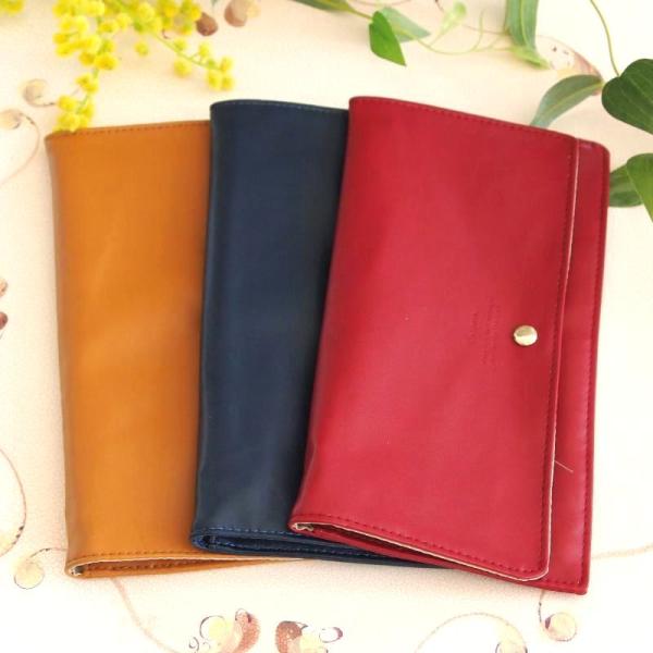 取り外し可能な洗えるファスナーポーチを付属。マスクポーチとしてだけではなく、カードケースや手帳ケースとしても活躍しそう。バッグの中に１つあるととても便利なフラットポーチです。■サイズ:幅22cm×高さ12cm×マチ0.5cm■素材:合皮(P...