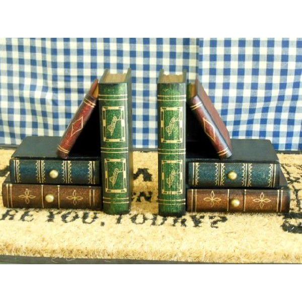 古い書物のようなデザインのブックスタンドです。お部屋に置いているだけで存在感があり、お洒落さを演出してくれると思います。両サイドに引き出し付きで小物も仕舞えるようになっております。当店で旧販売価格2980円だったものを在庫限り半額にて販売し...