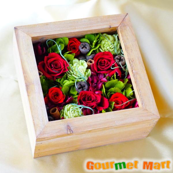 プリザーブドフラワーとは生花を一度脱色し、再度特殊な染料で色付けされて作られています。花そのもののみずみずしさを保ち、柔らかで、まるで生花のような自然な仕上がりとなります。 カラーバリエーションも豊富で、枯れることがなく水やりの必要もないこ...