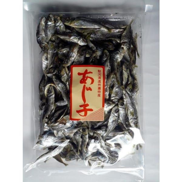 小ぶりのあじをパリパリに乾燥させました。おやつ代わりにそのまま食べてカルシウムをとりましょう