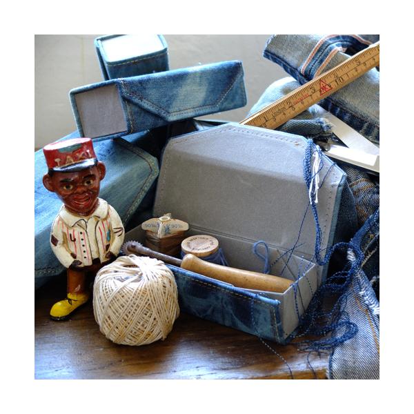 味のあるカラーのデニム生地で作られた、メガネケース。爽やかでカジュアルな素材感は、気軽にいつも持ち歩きたい気分になります。老眼鏡だって、素敵なケースなら前向きになれます。メガネやサングラスはもちろんですが、ペンケースや、ちょっとした小物入れ...