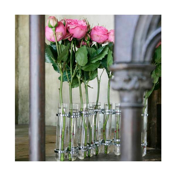 まるで試験管を連ねた様なユニークなデザイン。それでいて、形を変えて動きを出せる、連結を外して使える、パーツを分解してお手入れ出来る、といった実利を伴う賢さも兼ね備えています。専用のお手入れブラシも付属しました。躍るようにお花を飾りませんか？...