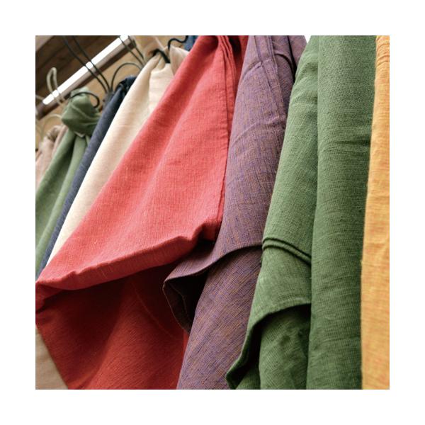 その名の通り、様々な用途に使える大判クロス。インド綿100%ならではのざっくりとした織と、素朴な質感が安らぎを感じさせてくれます。絶妙なニュアンスカラーの発色も美しく、チョイスを迷えるのも嬉しい。一枚の布から広がる無限の可能性を、心ゆくまで...