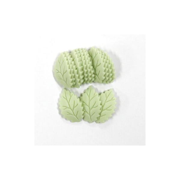 木の葉の形をしたチョコ。デコレーションにご使用いただけます。サイズ　約２０ｍｍ×３５ｍｍ■配送方法5月頃〜10月頃(おおよそ気温20℃以上)は、品質保持の為クール便での発送となります。なお、気候により配送方法の変更時期は前後する可能性がござ...