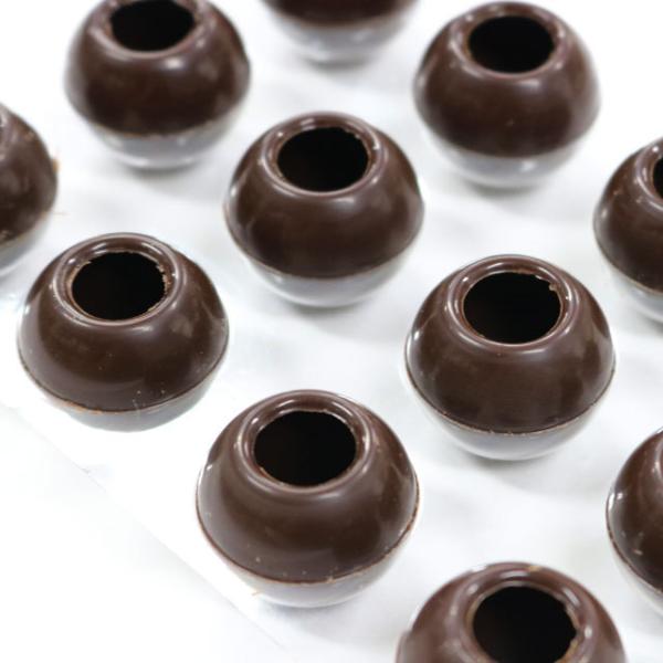 お手軽に本格トリュフが作れるトリュフボールです。ベルギー産のクーベルチュールチョコレート【カレボー３８１５】を使用したトリュフボールなのでリッチな仕上がりに！中が空洞になっているので手作りのガナッシュを詰め込んでください。更にまわりにチョコ...
