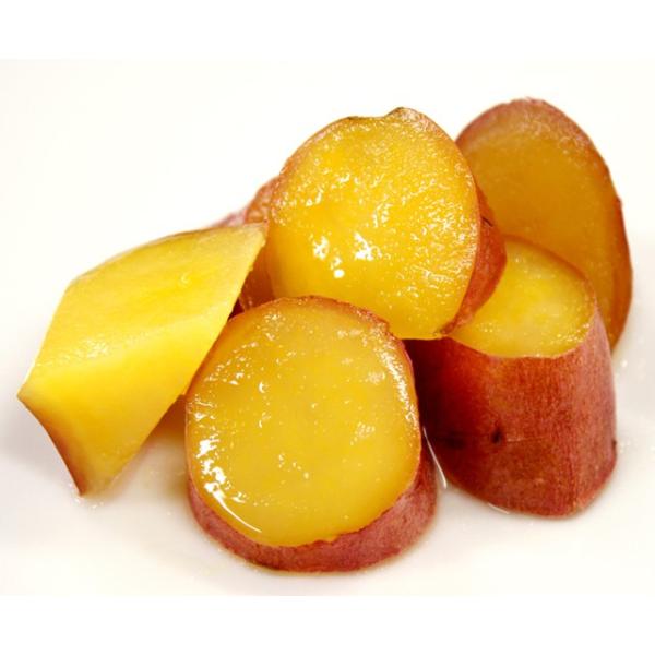 鳴門金時イモを甘露煮し、皮付きのまま大きくカットした、インパクトのあるビジュアルです。鳴門金時とは、鳴門海峡の砂地で作られたさつまいもです。温暖で降雨量が少ない気候と、海のミネラルを含んだ砂地で育ったため、栗のようにホクホクとした食感と、糖...