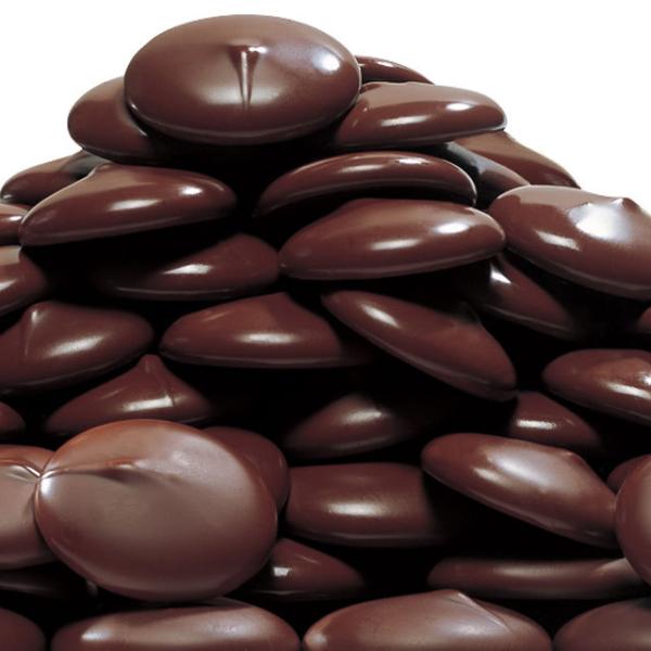 中南米産のフレーバービーンズの風味とスパイシーなバニラの香りが見事に調和したスイートタイプのクーベルチュールです。カカオ分55％、約25ｍｍのタブレット状で、計量しやすく溶かしやすい人気のタイプです。■使用上の注意温度差により結露したりする...